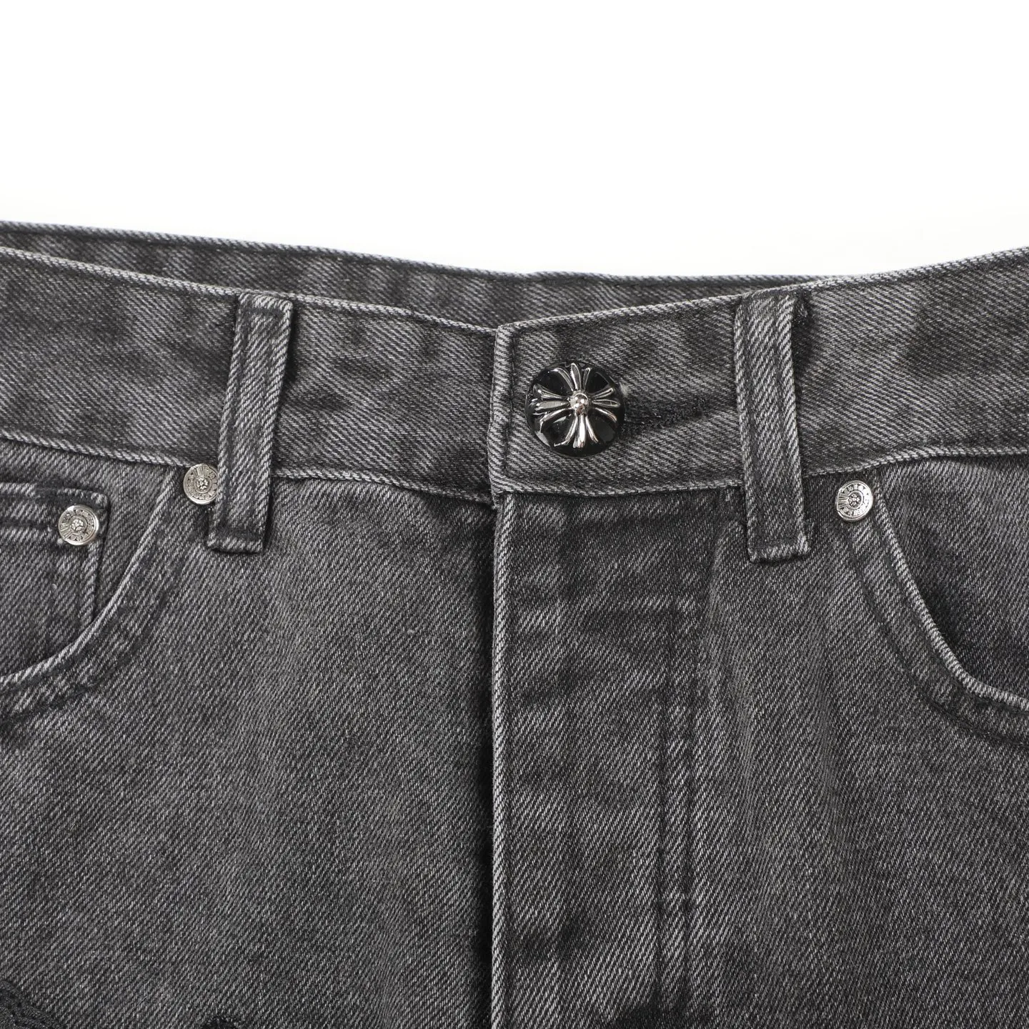 P300 CH Chromehearts black cross-stitched leather black and gray heavy-duty cow king jeans, cabinet price 74W level, patchwork cross pattern embellishment, washed jeans! ! An absolutely high-end luxury product, a 1.9W-level god-level single product, a super popular product, made by top heavy industry, a magic weapon that cannot be missed! [About Zangyin] This is an extremely luxurious fashion brand that can also be called the aristocracy of the high street. It has always been an exclusive brand for some hipsters or rich second generations. Compared with ordinary high streets, it is more luxurious and noble. Compared with luxury brands, it is more fashionable and individual. It has always been a brand that I have a special liking for. [Top heavy industry fashion design] Consistently high-street luxury style. Speaking of this style, the Zangyin family and GU family are definitely the leading representative brands. Especially the Zangyin family has really achieved a state-of-the-art effect in creating high-street style. The unique washed material is used to create this style. The color system is already quite eye-catching. After it is decorated with patchwork cross flowers, it cleverly highlights the charm of the brand. Secondly, this style uses classic The high-waist cutting design highlights the long legs and fashionable temperament of the upper body. The brand is highly recognizable and the slim fit configuration is more suitable for daily wear. It is a product that interprets personality, fashion, and specifications at a glance. This single product is enough to make any fan excited. It can be a white T-shirt for a youthful college style, or a tight suspender for a royal style. It has strong matching ability and can be easily controlled by men.  [Materials and craftsmanship] Needless to say, this point goes without saying. As an excellent craftsman brand, Zangyin’s requirements for details and craftsmanship are really perfect. The washed color of this model has gone through so many processes, not to mention the embellishment of denim appliques. It is also purely hand-made and sewn. Just like what they believe in, only hand-made things have soul and have the meaning of wear. A top-notch heavy-duty fashionable denim item, I look forward to your perfect interpretation! !  Color: black gray Size: 28-36